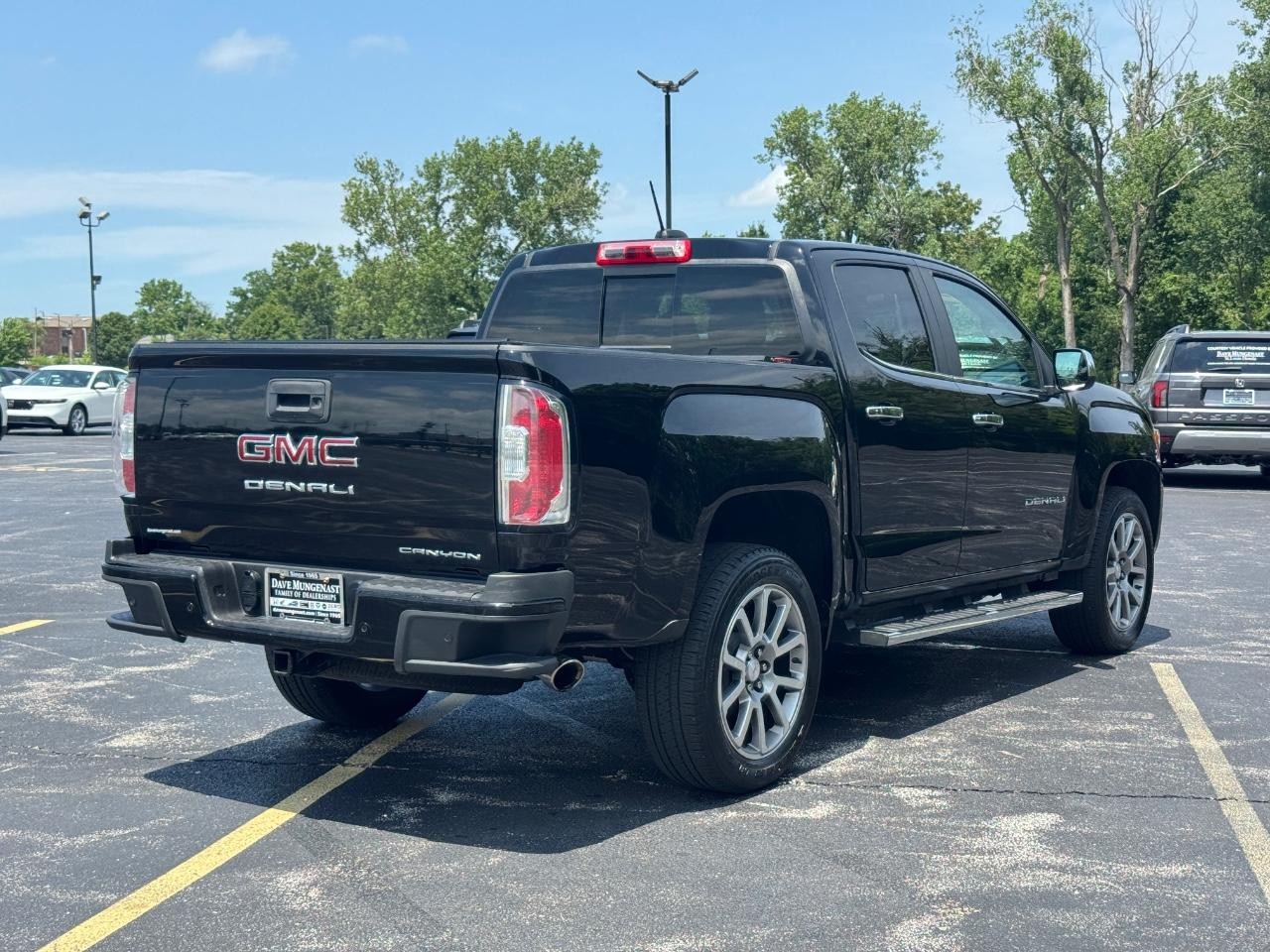 GMC Canyon Vehicle Full-screen Gallery Image 04