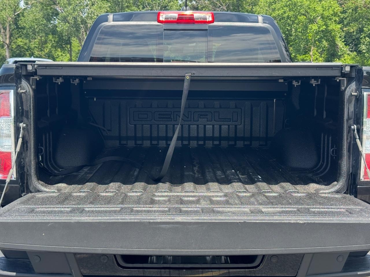 GMC Canyon Vehicle Full-screen Gallery Image 05