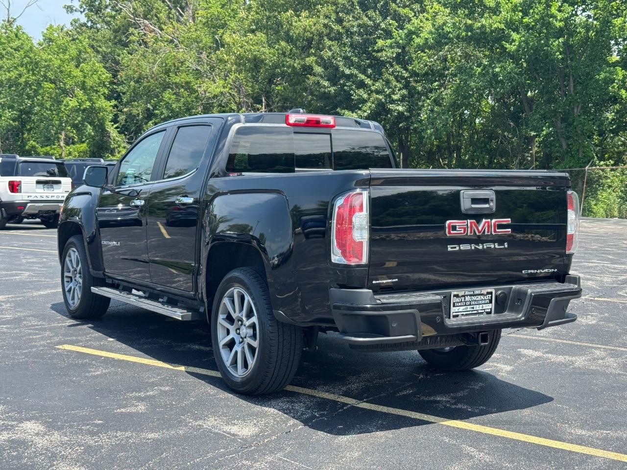 GMC Canyon Vehicle Full-screen Gallery Image 07