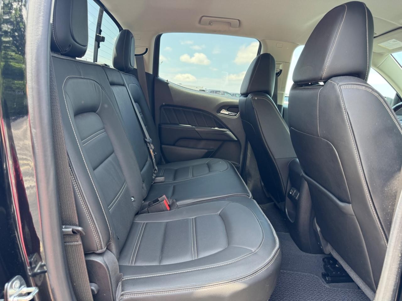 GMC Canyon Vehicle Full-screen Gallery Image 11