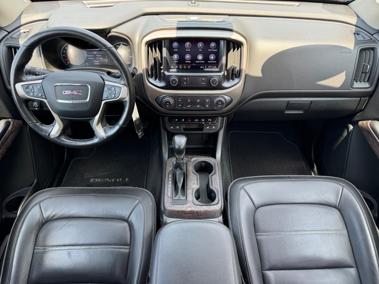GMC Canyon Vehicle Full-screen Gallery Image 12