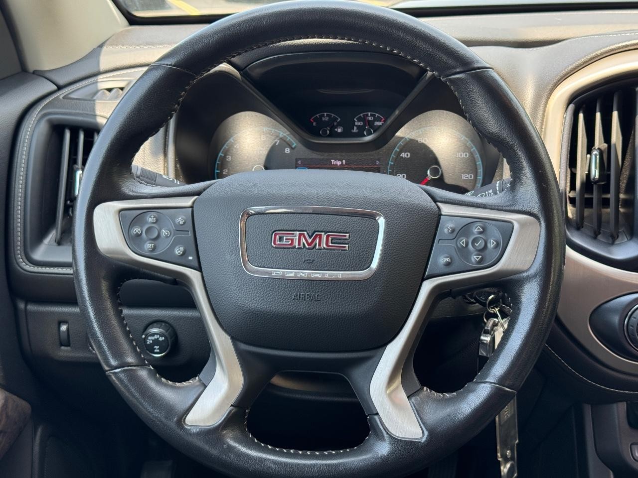 GMC Canyon Vehicle Full-screen Gallery Image 13