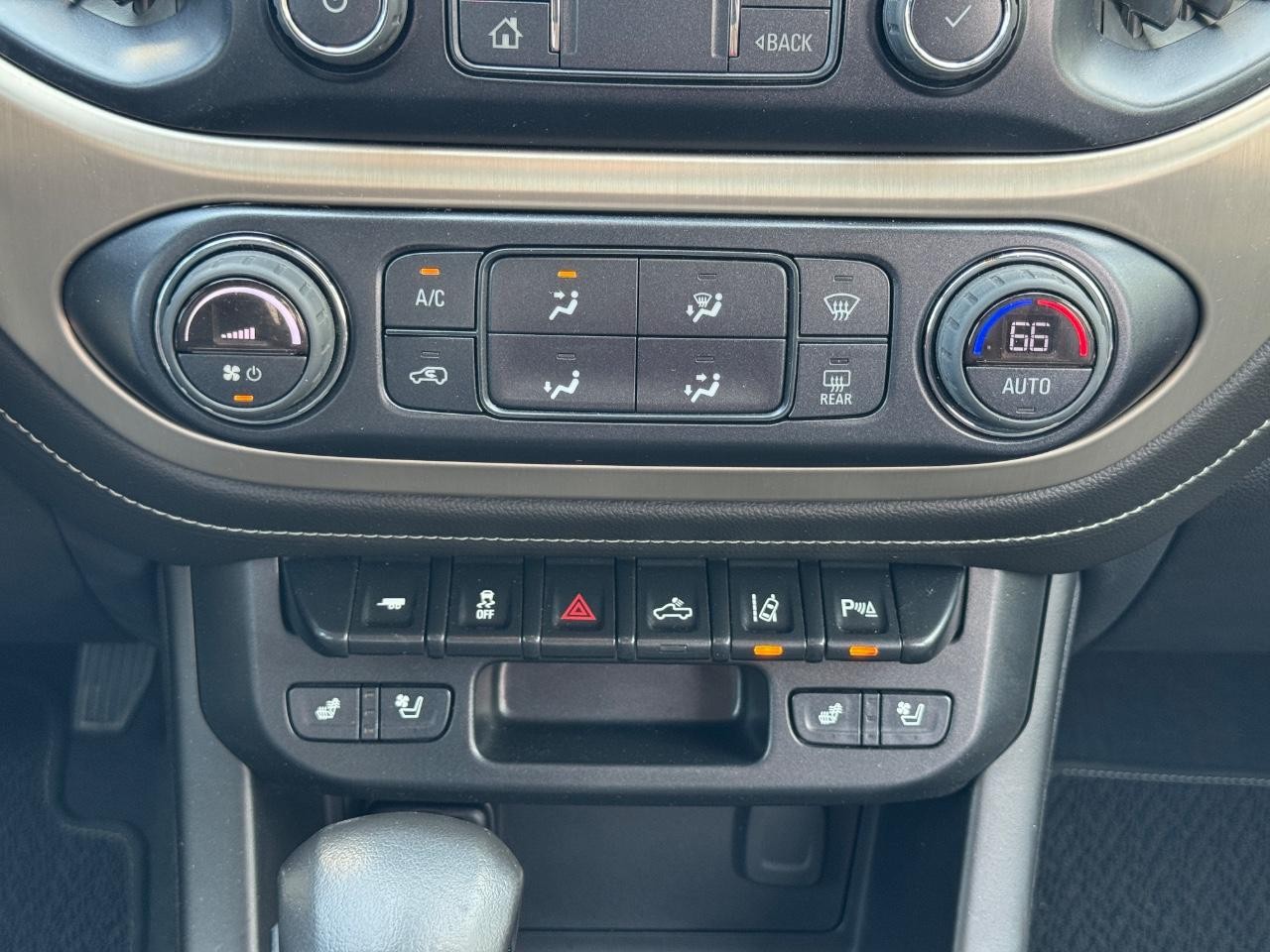 GMC Canyon Vehicle Full-screen Gallery Image 15