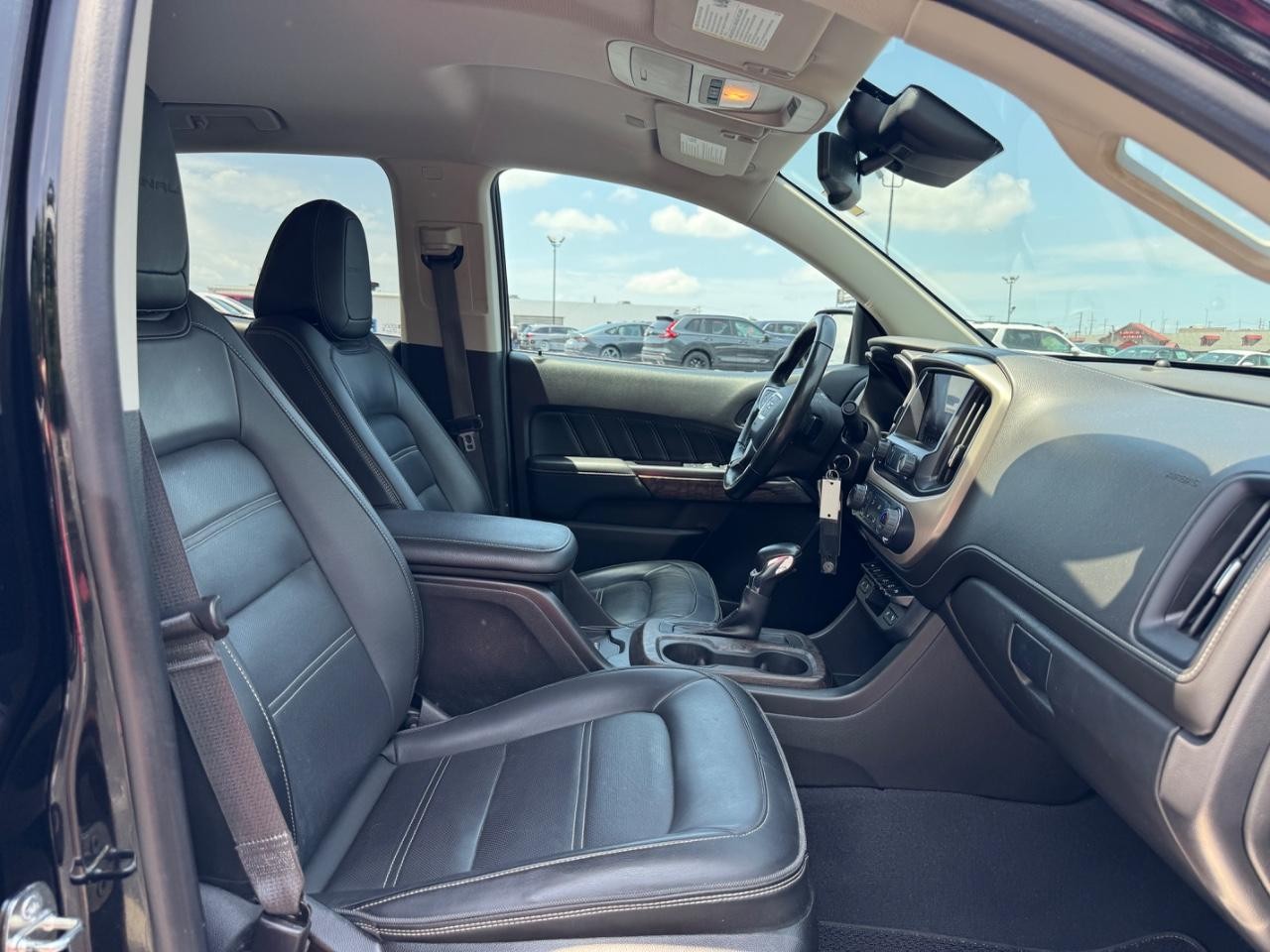 GMC Canyon Vehicle Full-screen Gallery Image 17