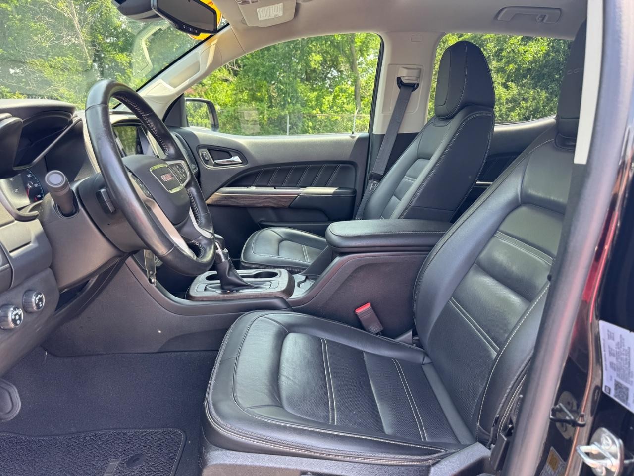 GMC Canyon Vehicle Full-screen Gallery Image 18