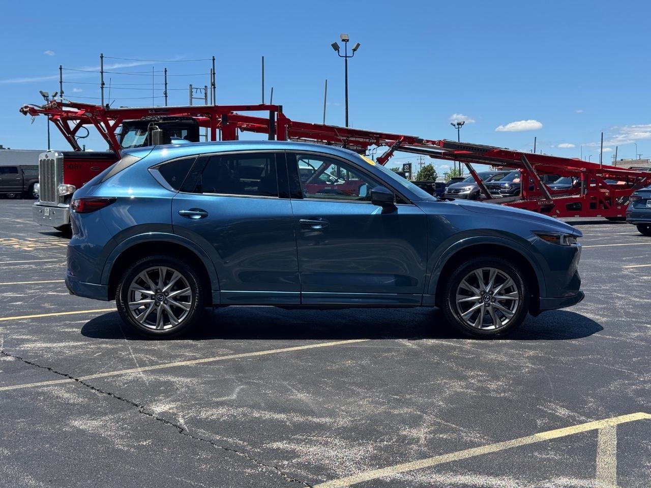 Mazda CX-5 Vehicle Full-screen Gallery Image 03