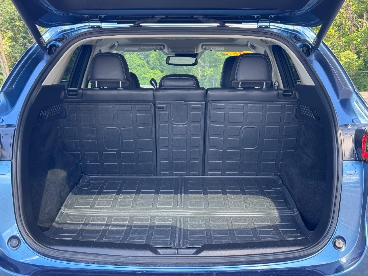 Mazda CX-5 Vehicle Full-screen Gallery Image 05