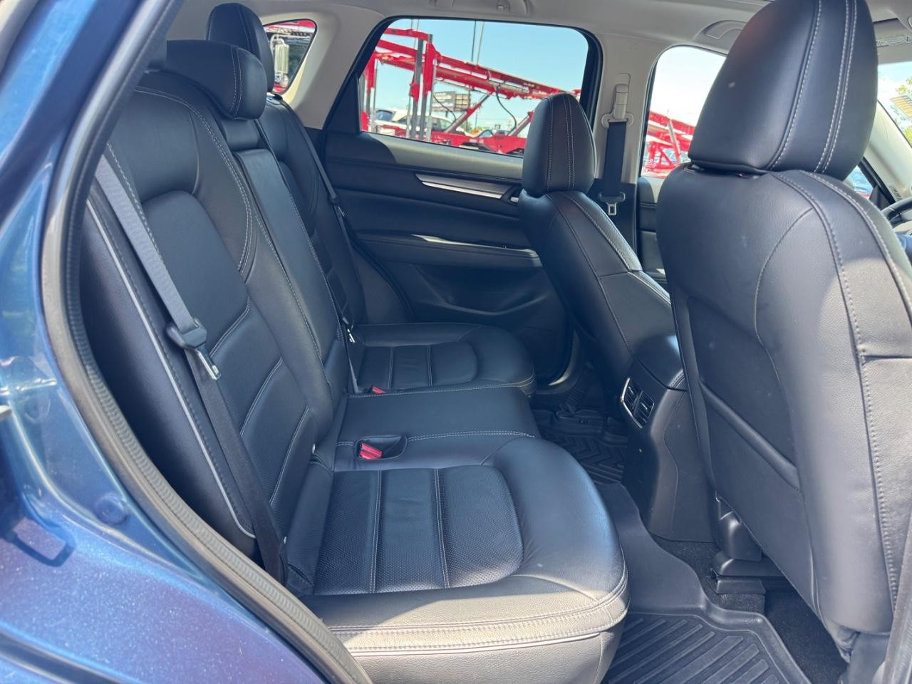 Mazda CX-5 Vehicle Full-screen Gallery Image 12