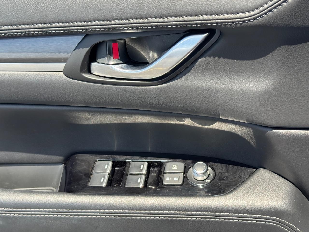 Mazda CX-5 Vehicle Full-screen Gallery Image 27