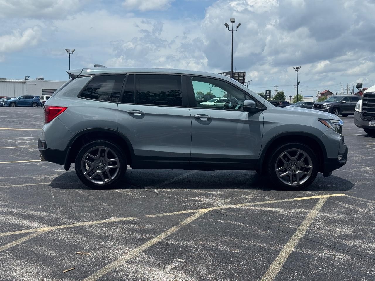 Honda Passport Vehicle Full-screen Gallery Image 03
