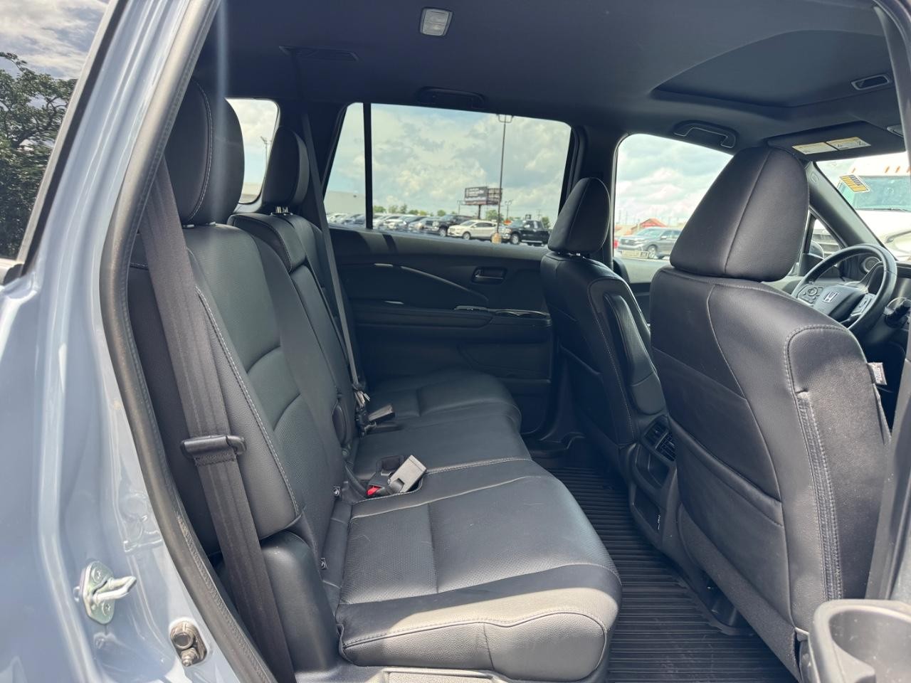 Honda Passport Vehicle Full-screen Gallery Image 11