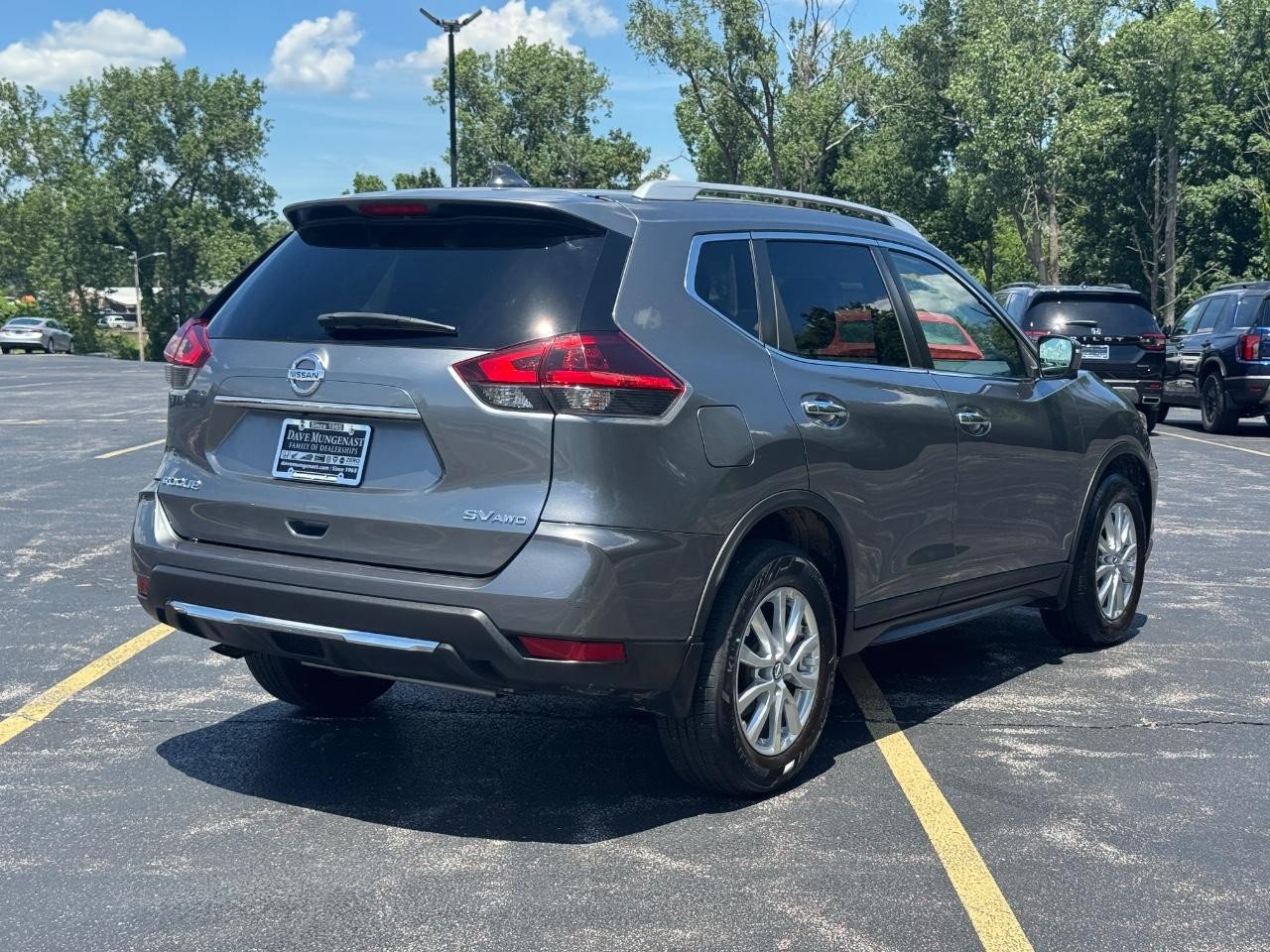 Nissan Rogue Vehicle Full-screen Gallery Image 04