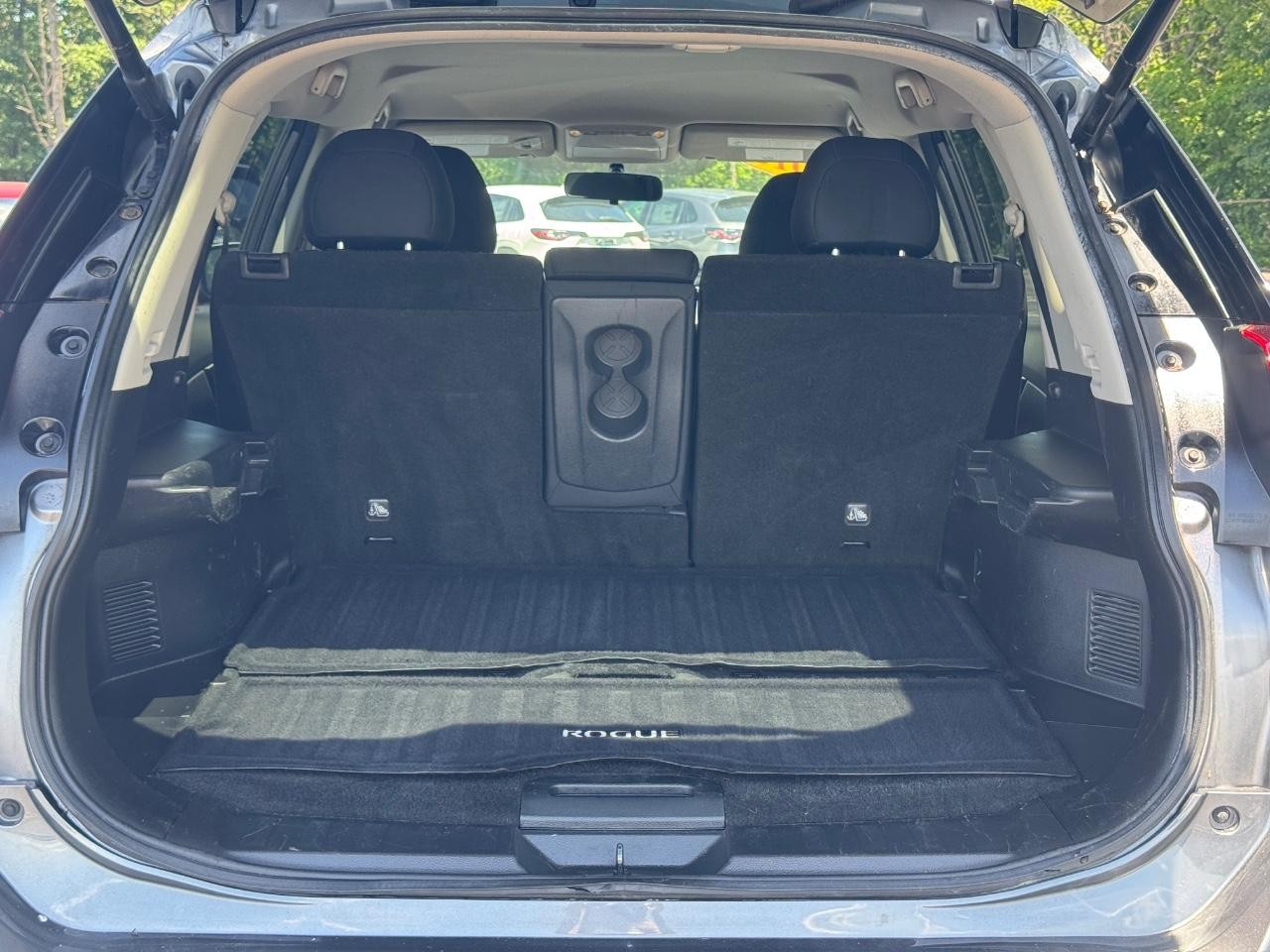 Nissan Rogue Vehicle Full-screen Gallery Image 05