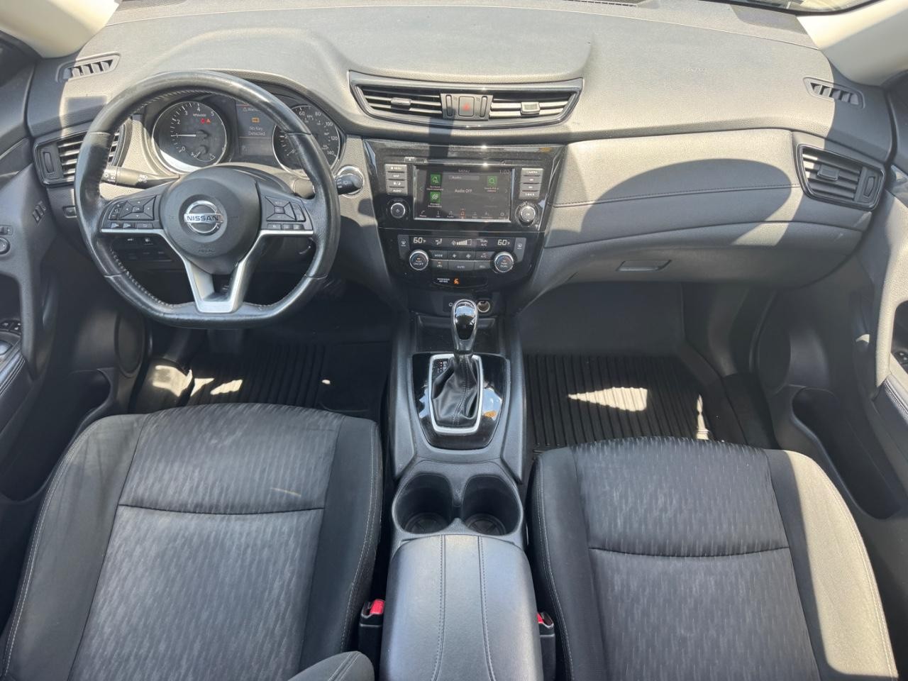 Nissan Rogue Vehicle Full-screen Gallery Image 12