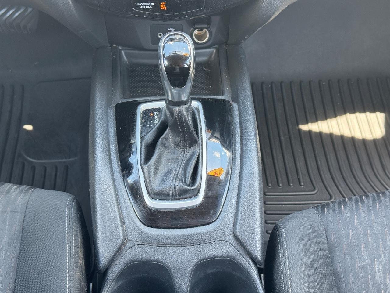 Nissan Rogue Vehicle Full-screen Gallery Image 15