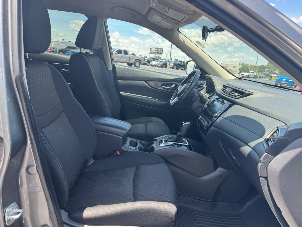 Nissan Rogue Vehicle Full-screen Gallery Image 17
