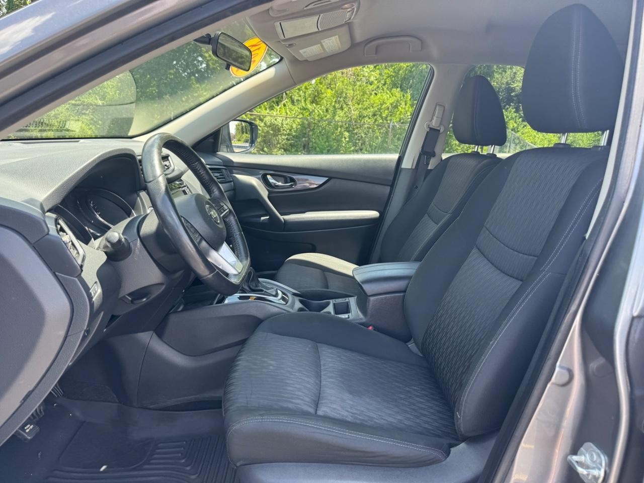 Nissan Rogue Vehicle Full-screen Gallery Image 18