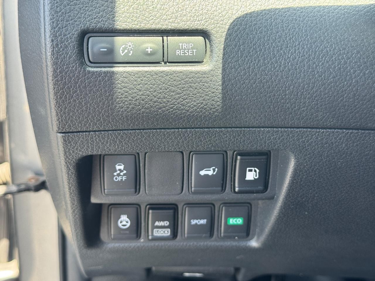 Nissan Rogue Vehicle Full-screen Gallery Image 22