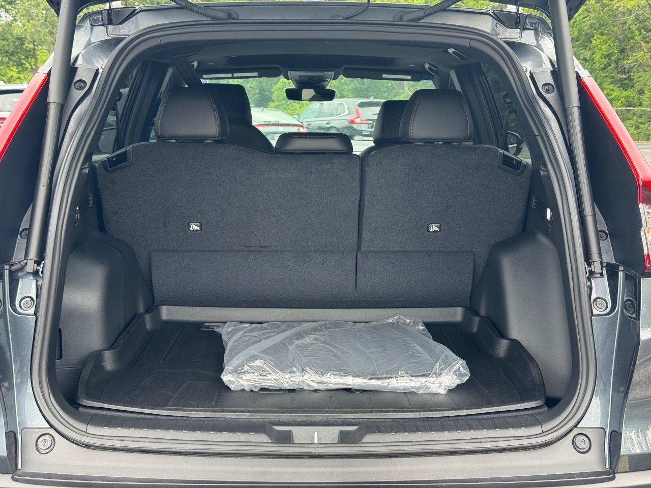 Honda CR-V Hybrid Vehicle Full-screen Gallery Image 05
