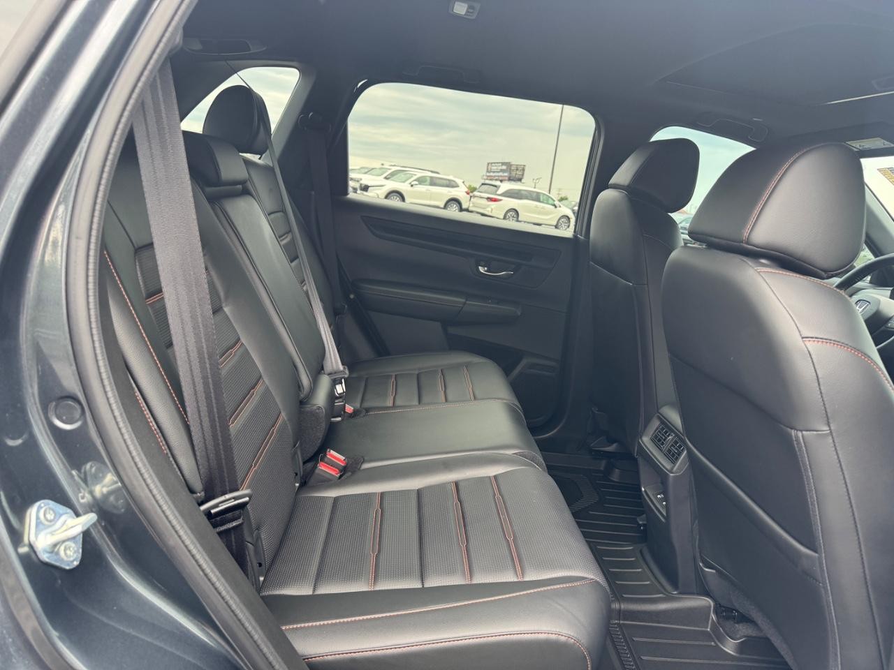 Honda CR-V Hybrid Vehicle Full-screen Gallery Image 11