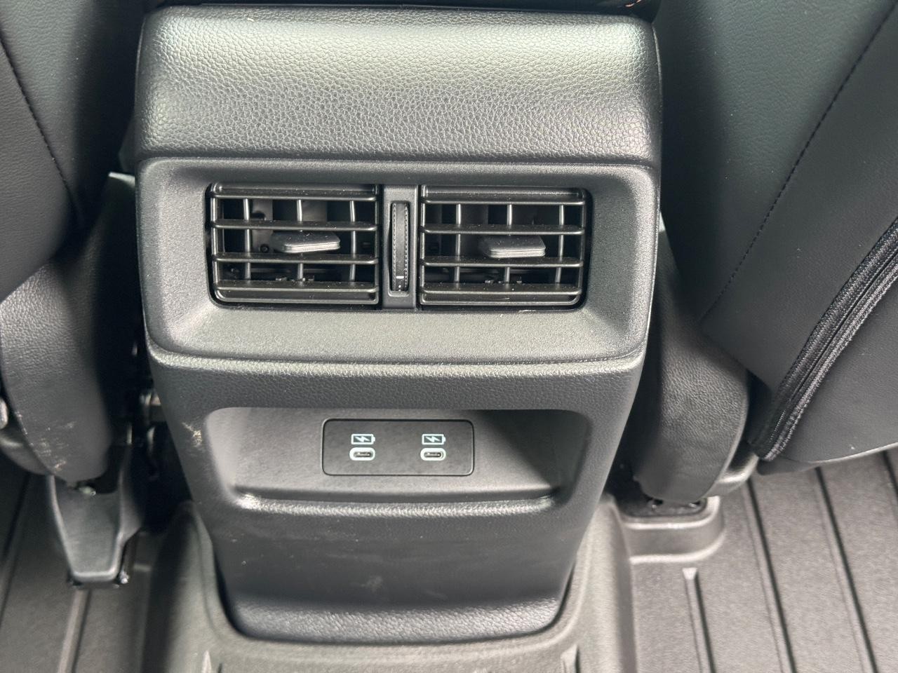 Honda CR-V Hybrid Vehicle Full-screen Gallery Image 17