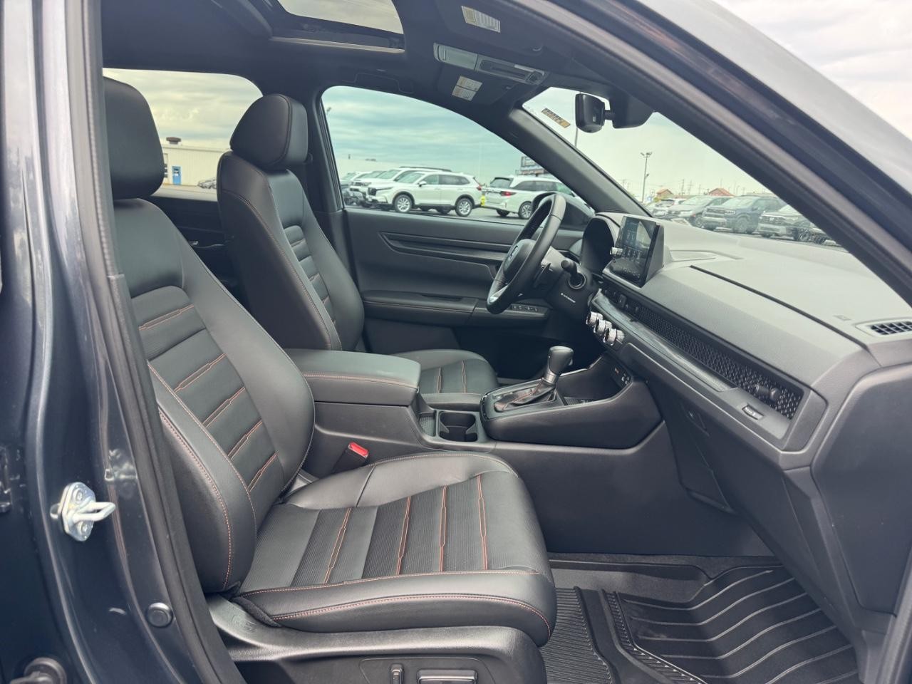 Honda CR-V Hybrid Vehicle Full-screen Gallery Image 18