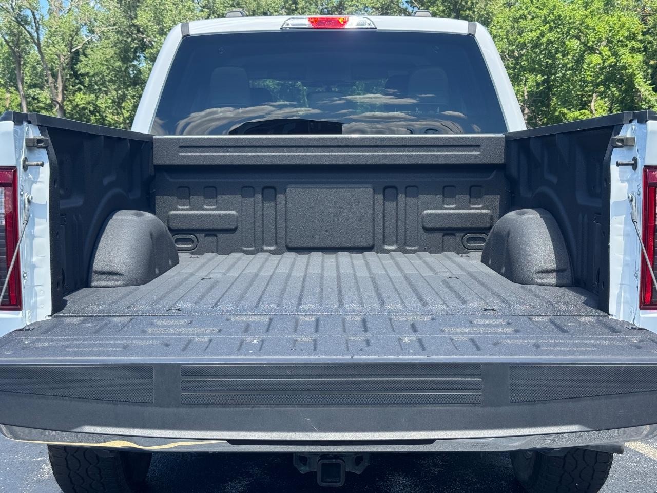 Ford F-150 Vehicle Full-screen Gallery Image 05