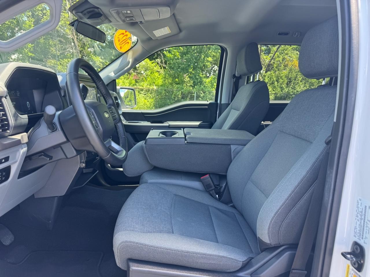 Ford F-150 Vehicle Full-screen Gallery Image 17