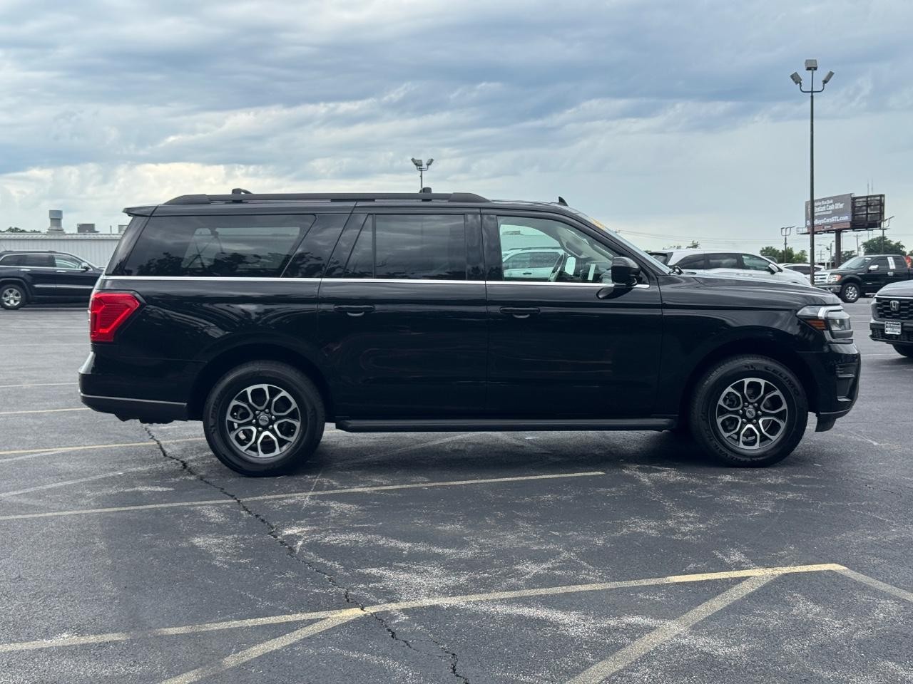 Ford Expedition Max Vehicle Full-screen Gallery Image 03