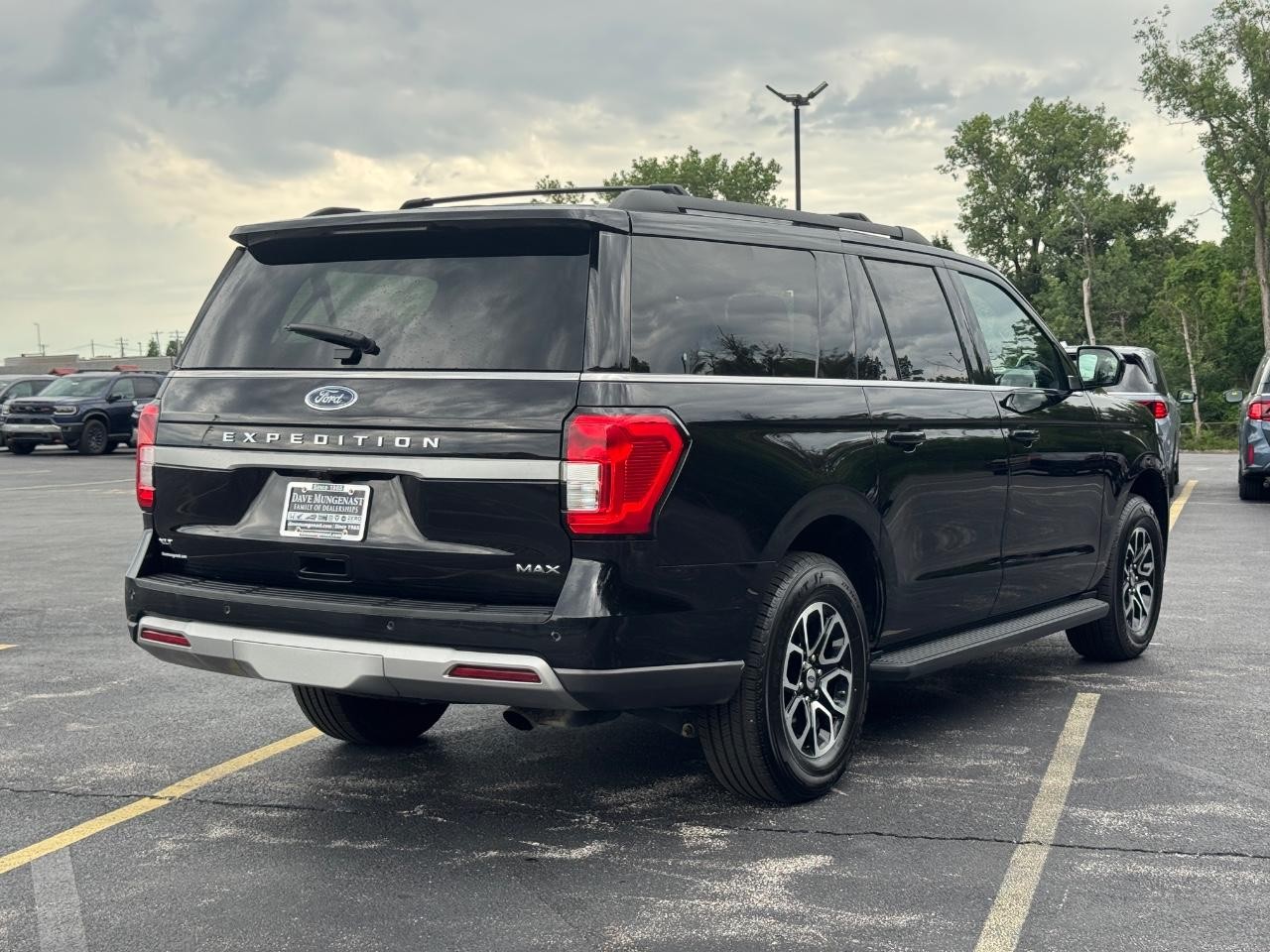 Ford Expedition Max Vehicle Full-screen Gallery Image 04