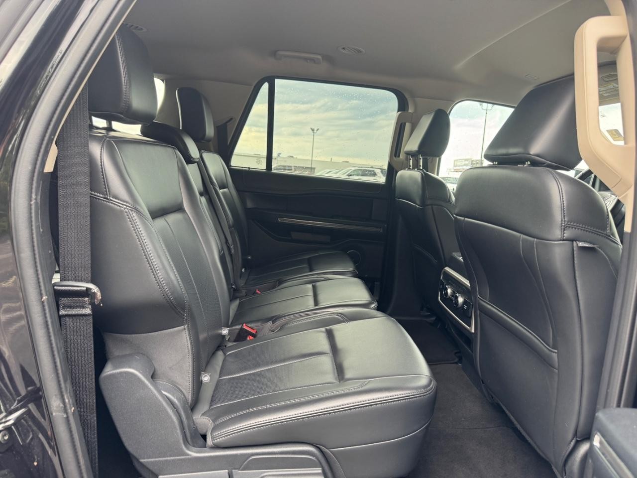 Ford Expedition Max Vehicle Full-screen Gallery Image 11