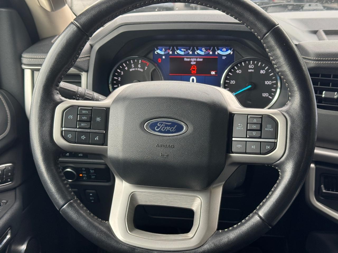 Ford Expedition Max Vehicle Full-screen Gallery Image 14