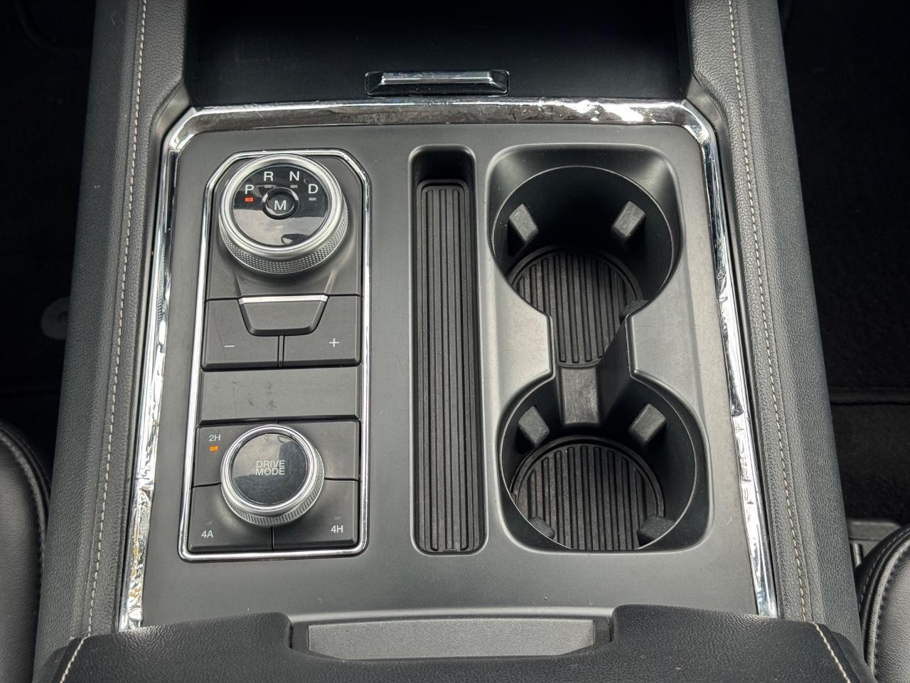 Ford Expedition Max Vehicle Full-screen Gallery Image 17