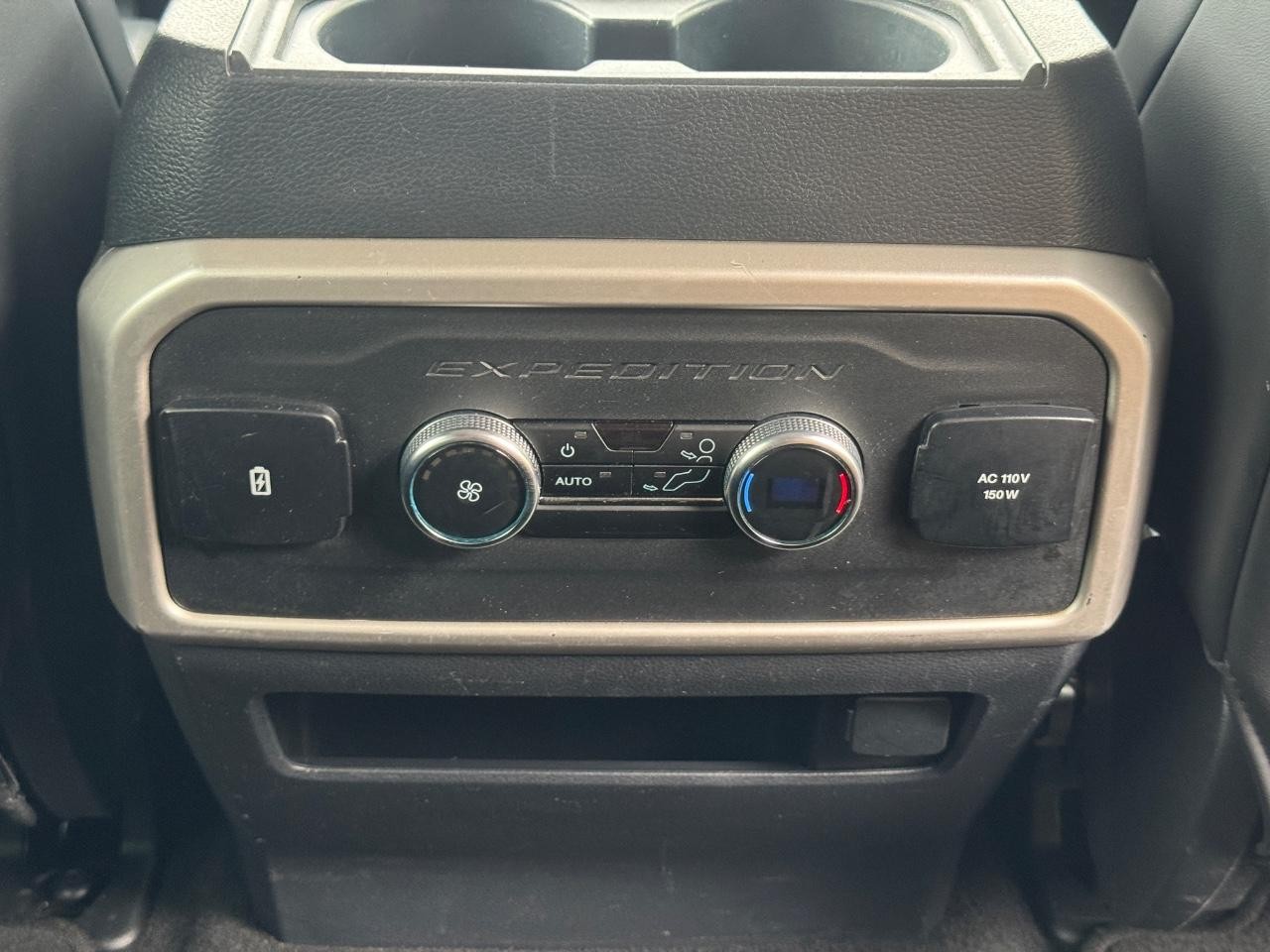 Ford Expedition Max Vehicle Full-screen Gallery Image 18