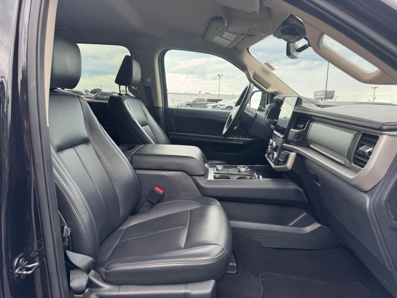 Ford Expedition Max Vehicle Full-screen Gallery Image 19