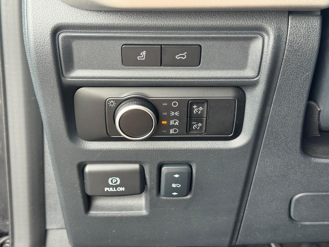 Ford Expedition Max Vehicle Full-screen Gallery Image 24