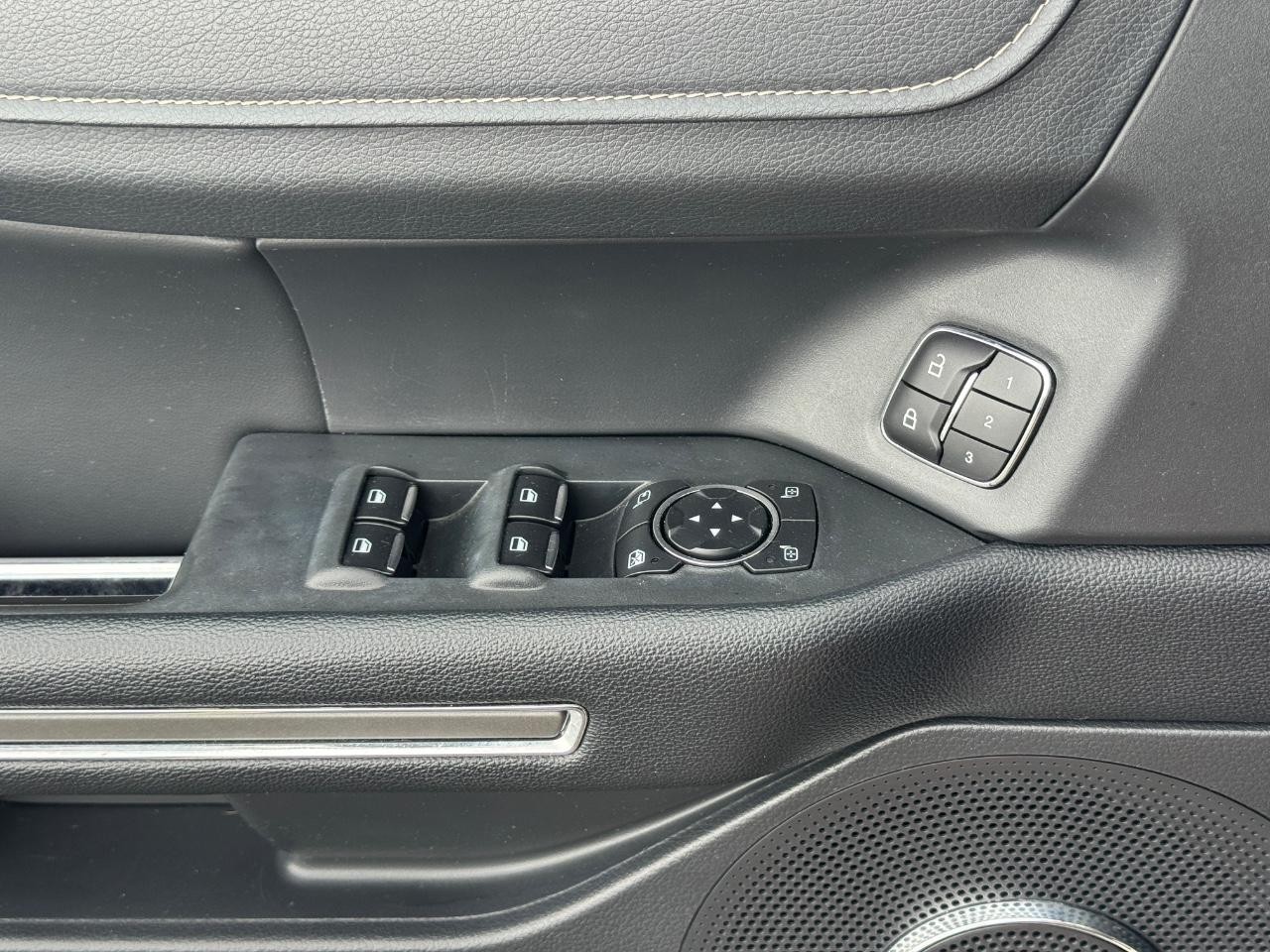 Ford Expedition Max Vehicle Full-screen Gallery Image 27