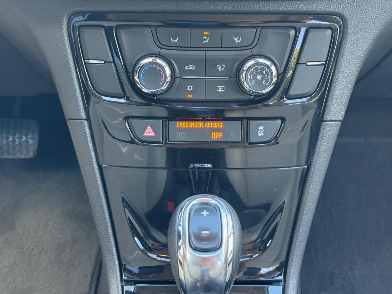 Buick Encore Vehicle Full-screen Gallery Image 15