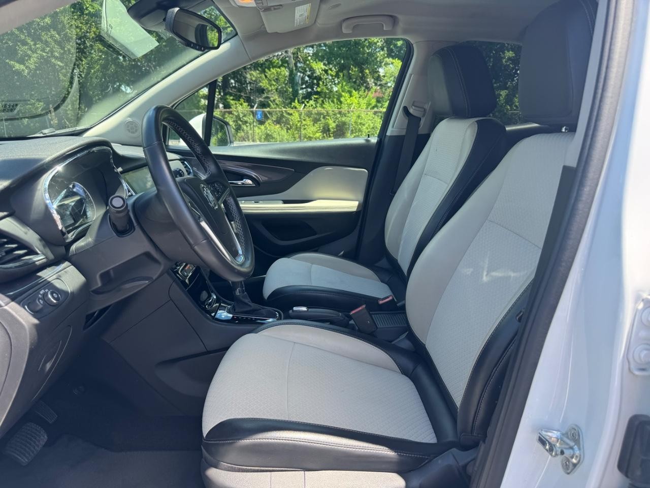 Buick Encore Vehicle Full-screen Gallery Image 18