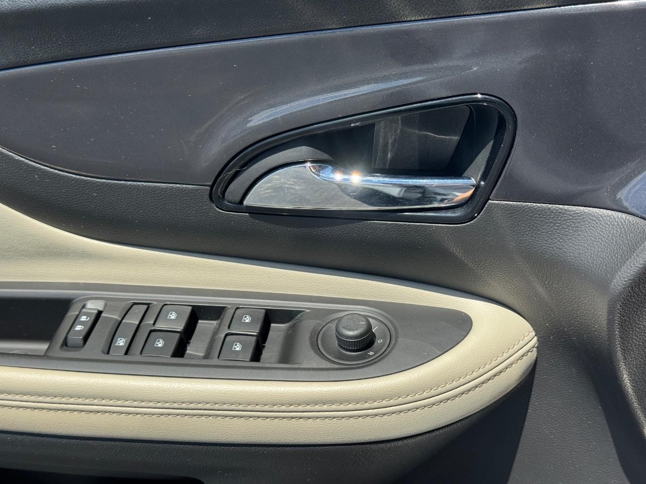 Buick Encore Vehicle Full-screen Gallery Image 24