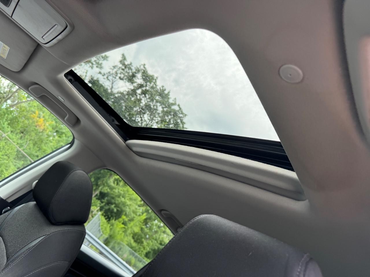 Honda CR-V Vehicle Full-screen Gallery Image 20