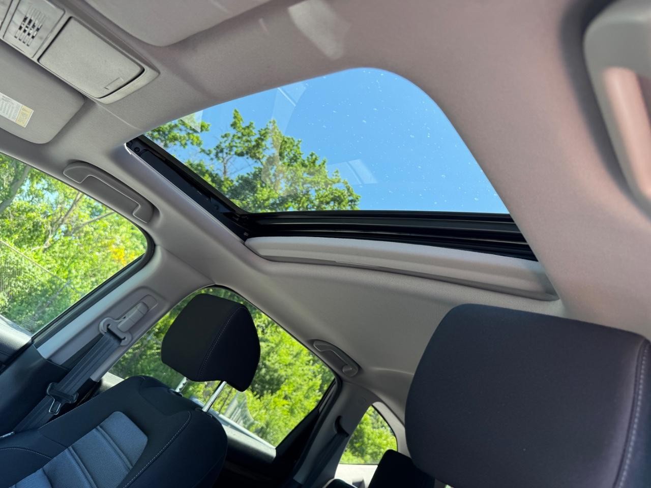 Honda CR-V Vehicle Full-screen Gallery Image 19