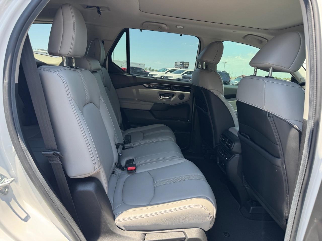 Honda Pilot Vehicle Full-screen Gallery Image 23