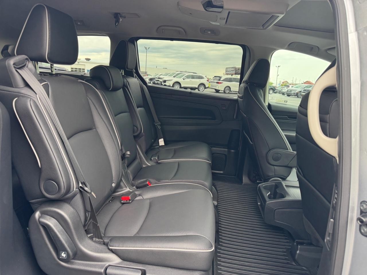 Honda Odyssey Vehicle Full-screen Gallery Image 11