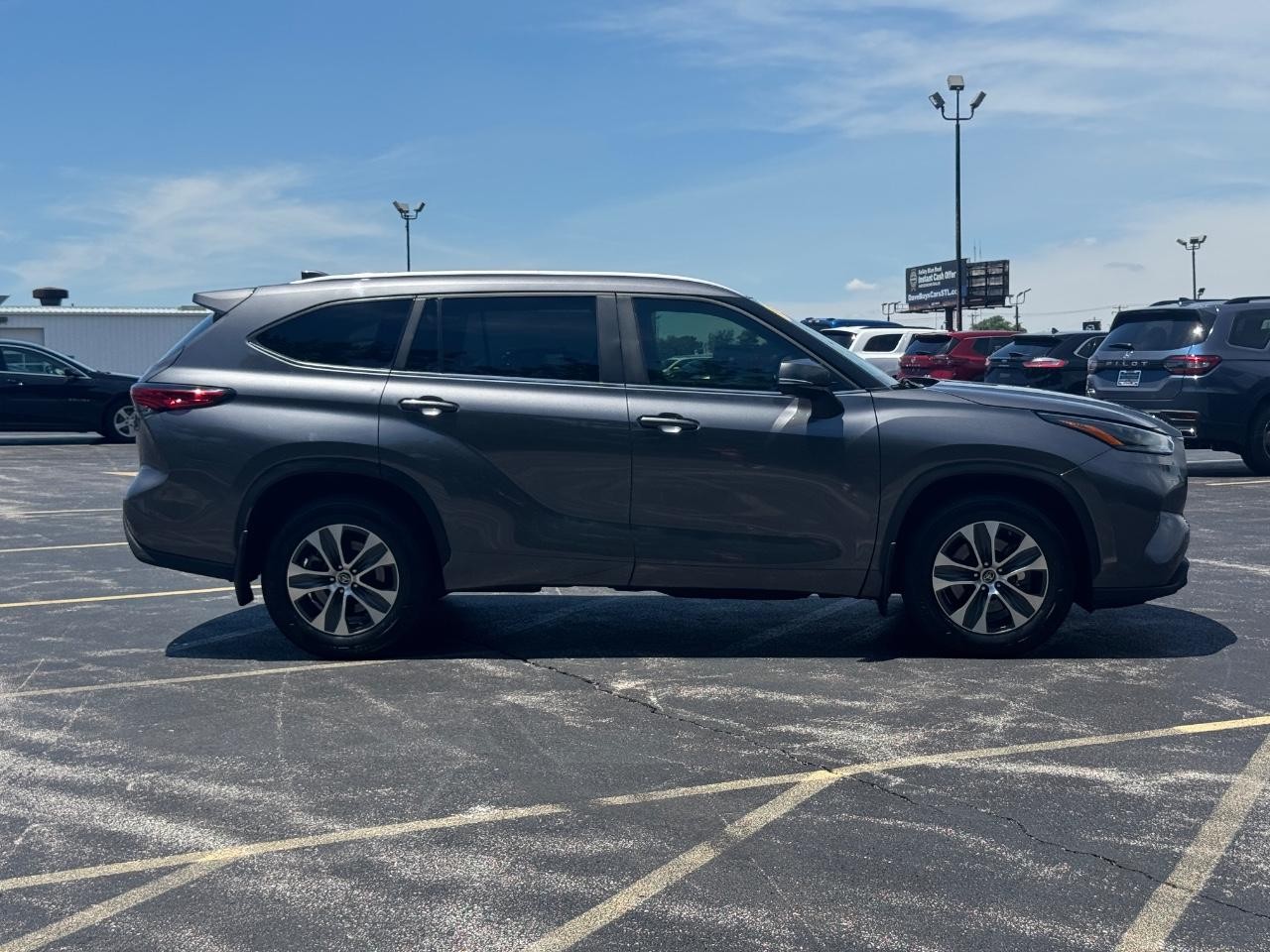 Toyota Highlander Vehicle Full-screen Gallery Image 03