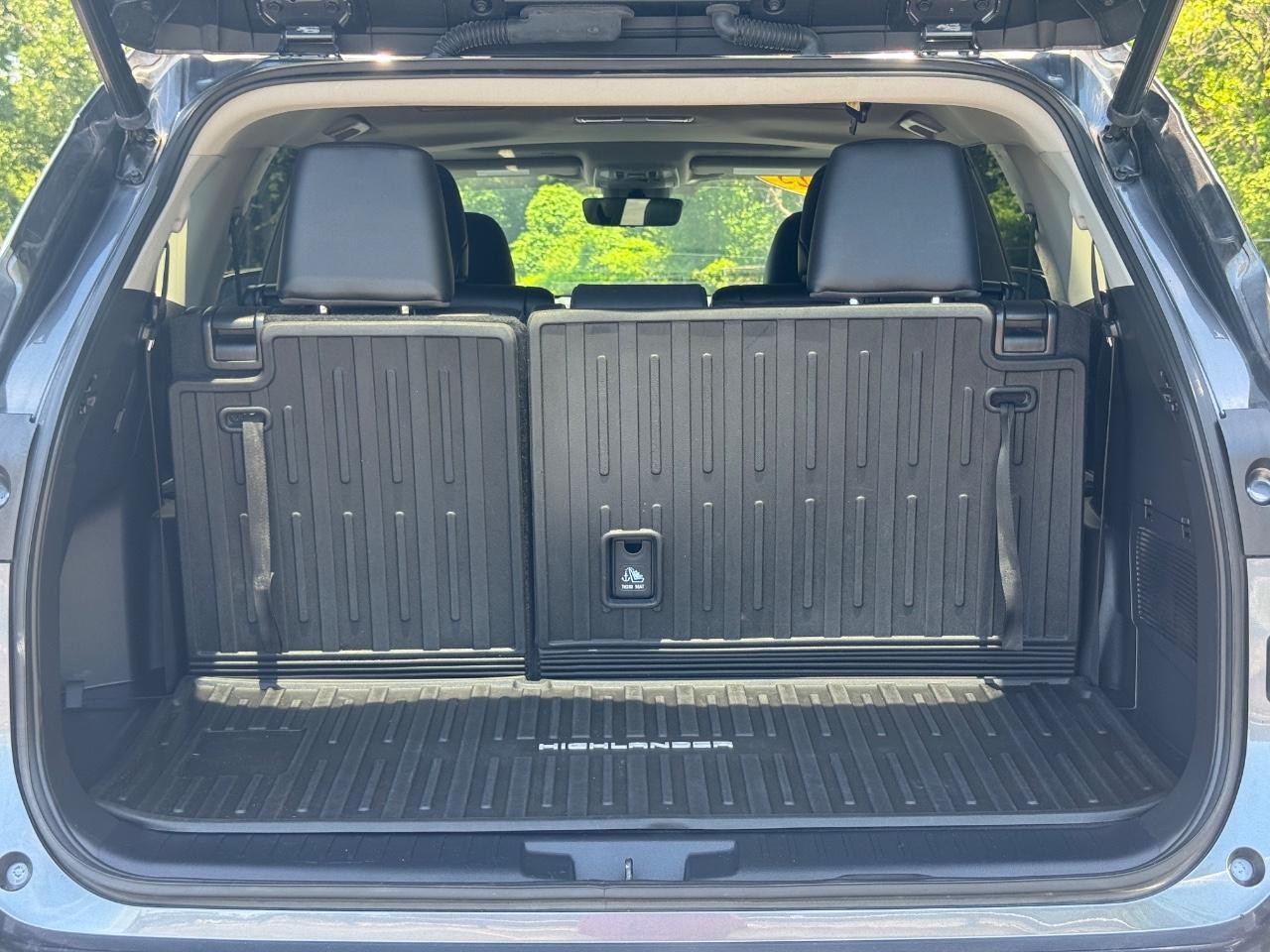 Toyota Highlander Vehicle Full-screen Gallery Image 05