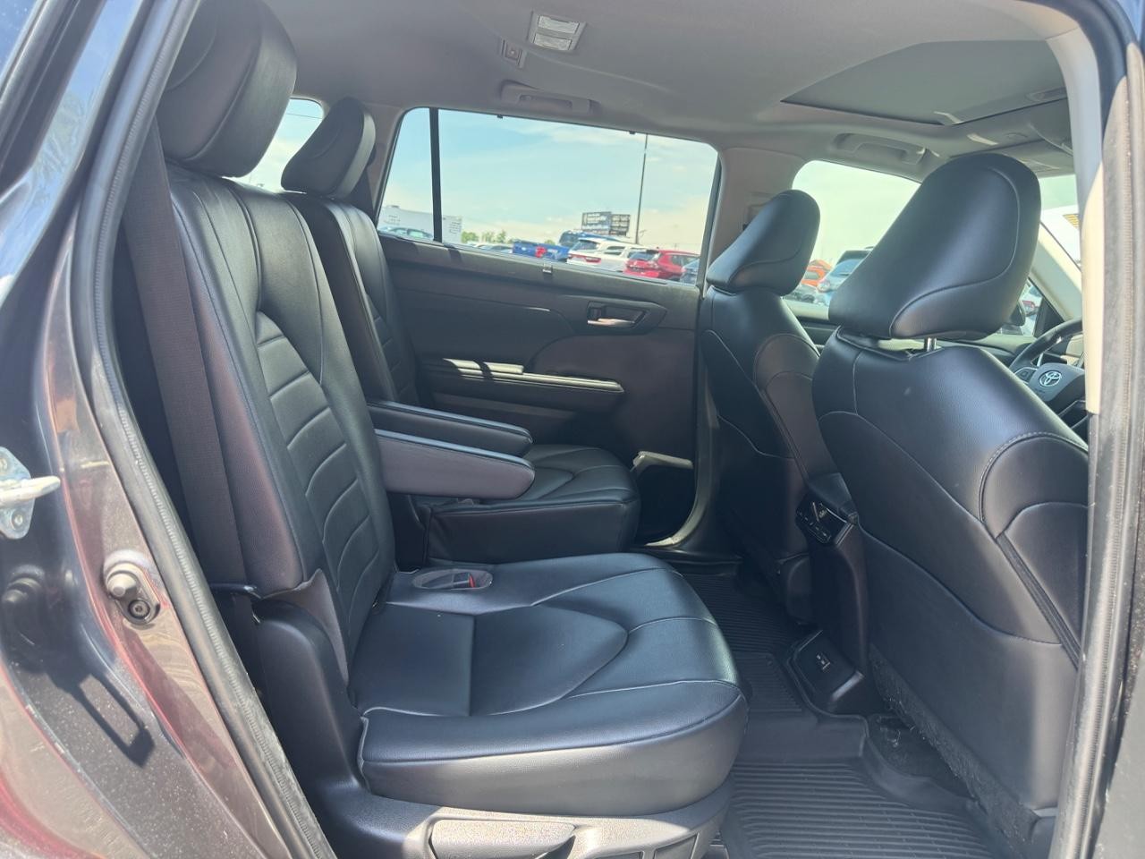 Toyota Highlander Vehicle Full-screen Gallery Image 11