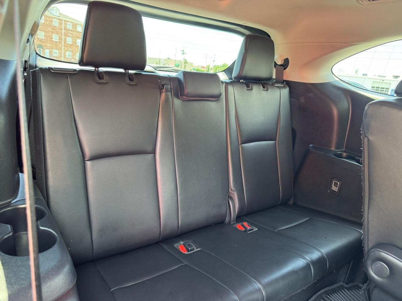 Toyota Highlander Vehicle Full-screen Gallery Image 12