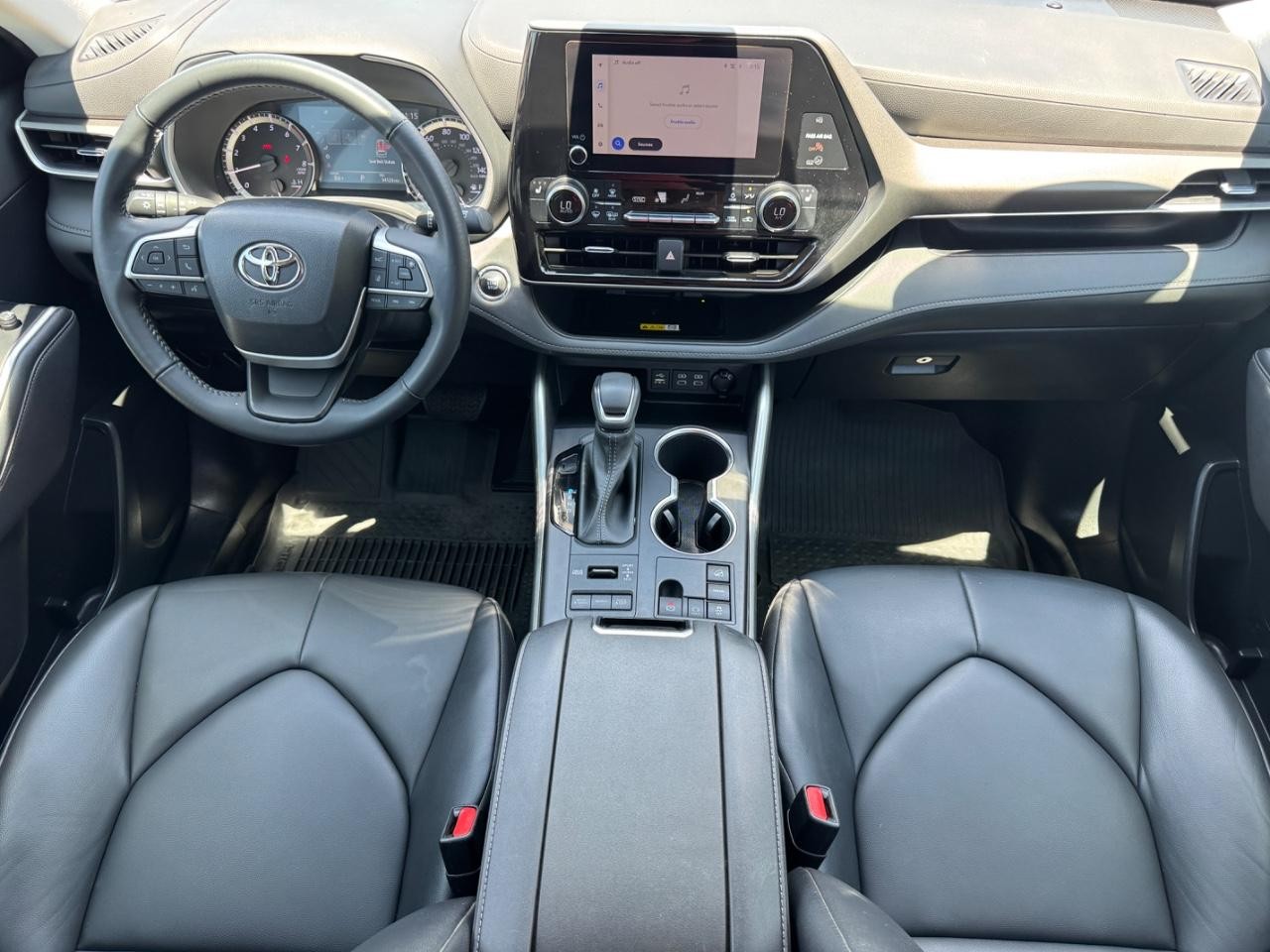 Toyota Highlander Vehicle Full-screen Gallery Image 13
