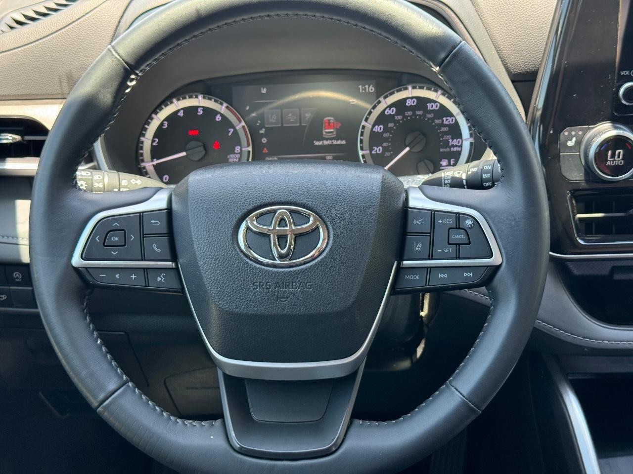 Toyota Highlander Vehicle Full-screen Gallery Image 14